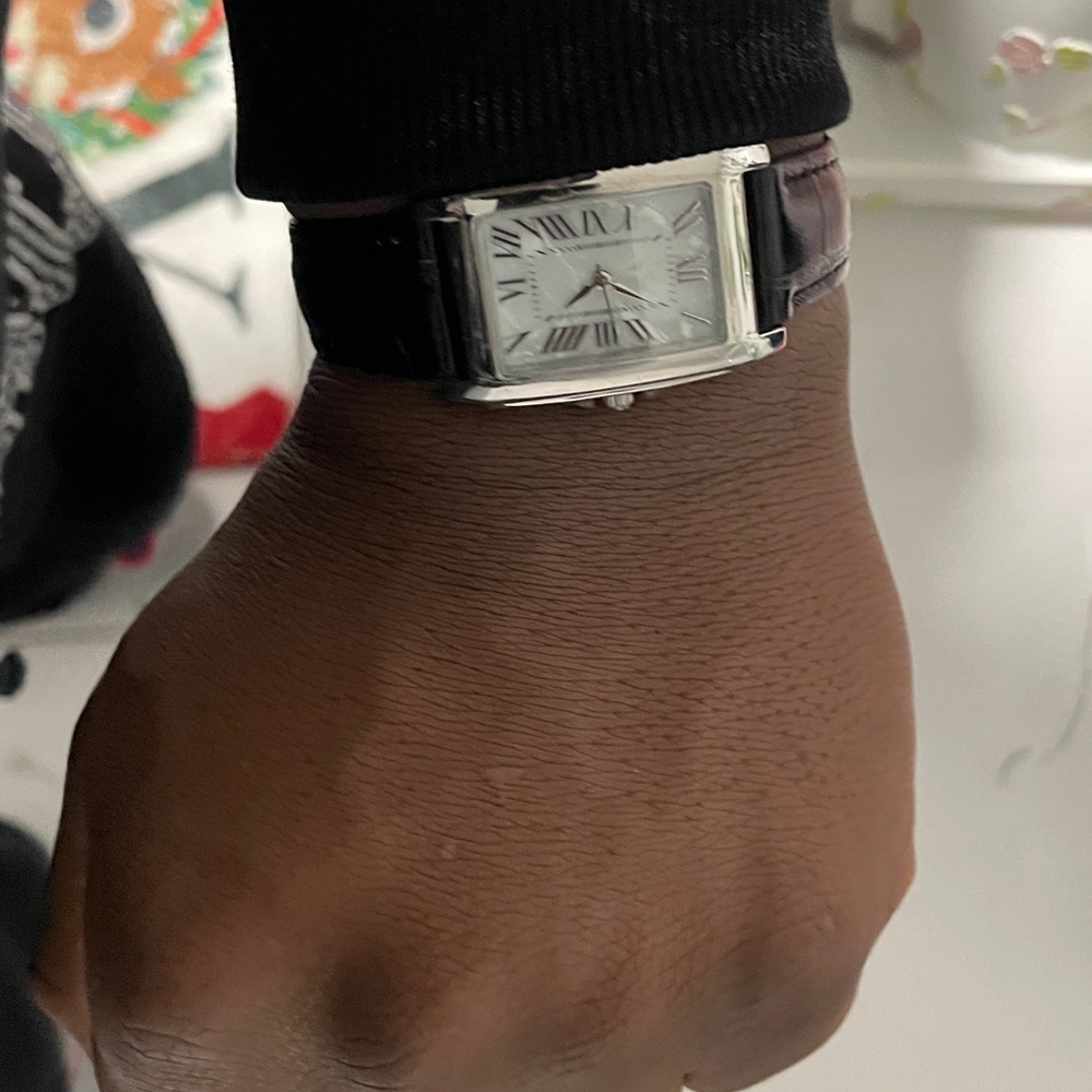 Elegant Black Leather Strap Watch - Picture 3 of 4